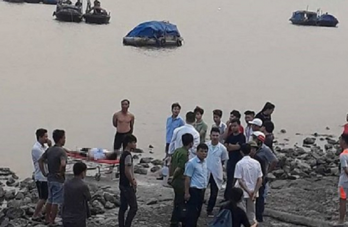 Nam sinh được đưa v&agrave;o bờ trong t&igrave;nh trạng đ&atilde; tử vong.