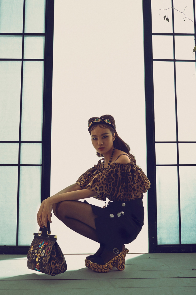 Kiều Ng&acirc;n lạnh l&ugrave;ng, ma mị với c&acirc;y h&agrave;ng hiệu.&nbsp;