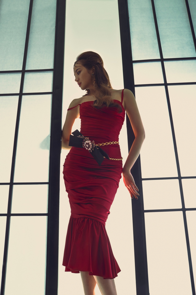 Kiều Ng&acirc;n khi yểu điệu, khi c&aacute; t&iacute;nh với set đồ h&agrave;ng hiệu.&nbsp;