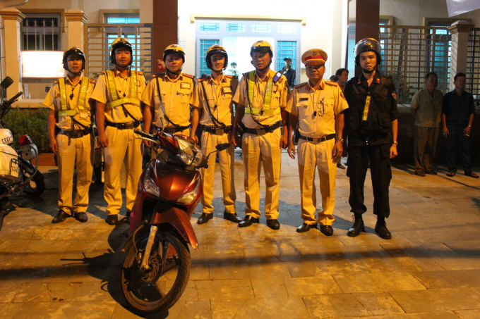 Tổ CSGT c&ugrave;ng chiếc xe m&aacute;y của nạn nh&acirc;n.