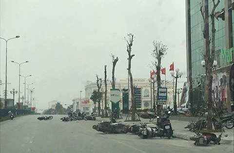 Phú Thọ: Giông lốc "quật ngã" hàng chục chiếc xe máy nằm la liệt trên đường