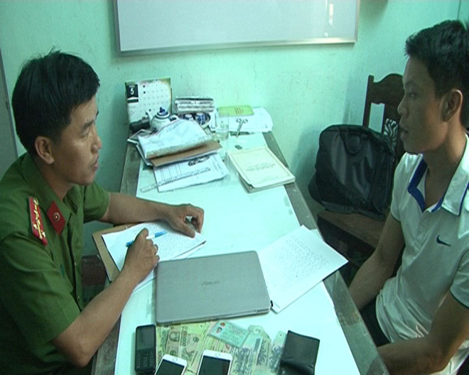 Nghi phạm cầm đầu đường d&acirc;y đ&aacute;nh bạc bị c&ocirc;ng an bắt giữ. Ảnh: T.H.