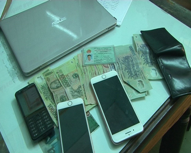 Số tiền v&agrave; thiết bị phục vụ đ&aacute;nh bạc. Ảnh: T.H.