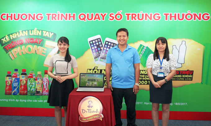 Đại diện người ti&ecirc;u d&ugrave;ng v&agrave; đại diện sở C&ocirc;ng thương tỉnh B&igrave;nh Dương tham gia chương tr&igrave;nh quay số tr&uacute;ng thưởng.