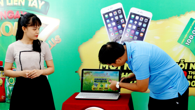 Đại diện người ti&ecirc;u d&ugrave;ng kiểm tra hệ thống m&aacute;y trước khi tiến h&agrave;nh quay số tr&uacute;ng thưởng.