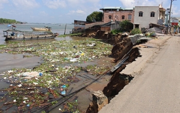 Kinh hoàng clip cả chục căn nhà ở miền Tây sụt xuống sông trong chớp mắt