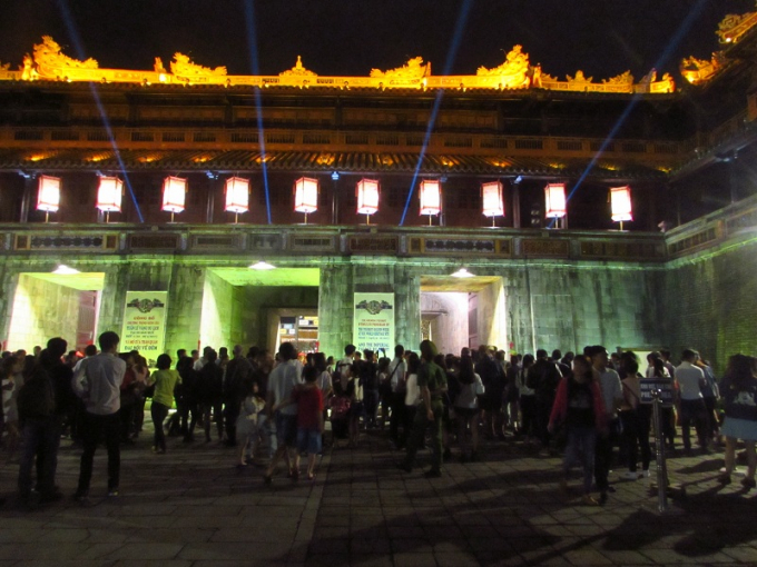 Vừa khai trương mở cửa, h&agrave;ng ng&agrave;n du kh&aacute;ch đ&atilde; đổ về tham quan.