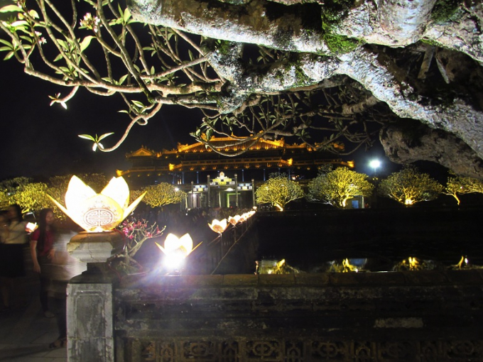 Những &aacute;nh đ&egrave;n lung linh.