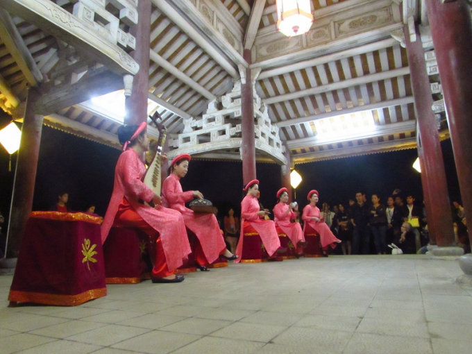 Du kh&aacute;ch c&ograve;n được thưởng thức ca Huế trong Đại Nội.