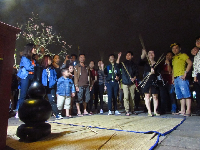 Đ&acirc;y cũng l&agrave; dịp để bạn b&egrave;, gia đ&igrave;nh v&agrave;o tham quan, lưu giữ những h&igrave;nh ảnh đẹp của Đại nội về đ&ecirc;m.