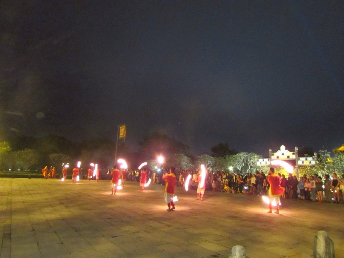 M&agrave;n m&uacute;a lửa đặc sắc.