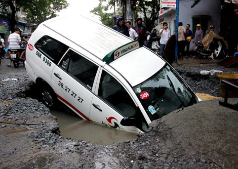 Sụt l&uacute;n mặt đường năm 2010. Ảnh:&nbsp;T.M