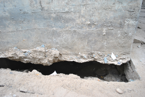 Mống ch&acirc;n cầu bộ h&agrave;nh&nbsp;tr&ecirc;n đường V&otilde; Văn Kiệt (quận 8, TP HCM) bị sụt l&uacute;n kh&aacute; nghi&ecirc;m trọng hồi th&aacute;ng 6/2015. Ảnh:&nbsp;Mạnh T&ugrave;ng.