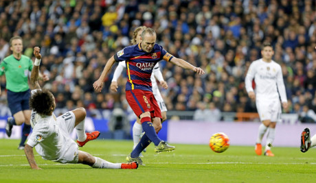 Iniesta ghi b&agrave;n v&agrave;o lưới Real năm 2016. Ảnh: Marca.