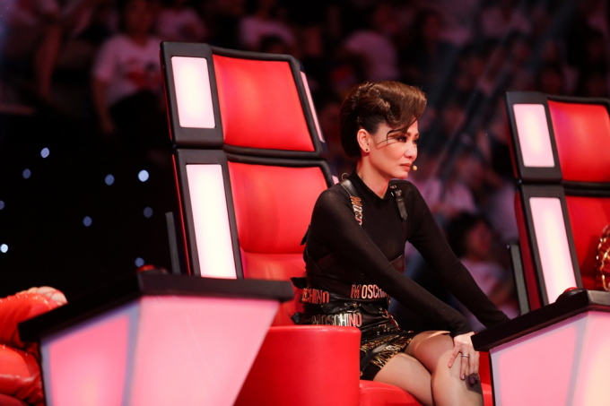 Giọng h&aacute;t Việt 2017 tập 11: T&ugrave;ng Anh g&acirc;y tranh c&atilde;i quyết liệt khi h&aacute;t hit