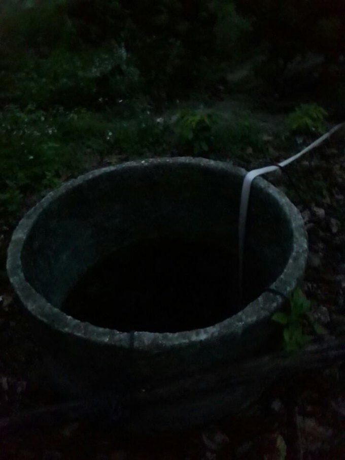 Đau l&ograve;ng mẹ ruột vứt con xuống giếng ( H&igrave;nh minh họa)