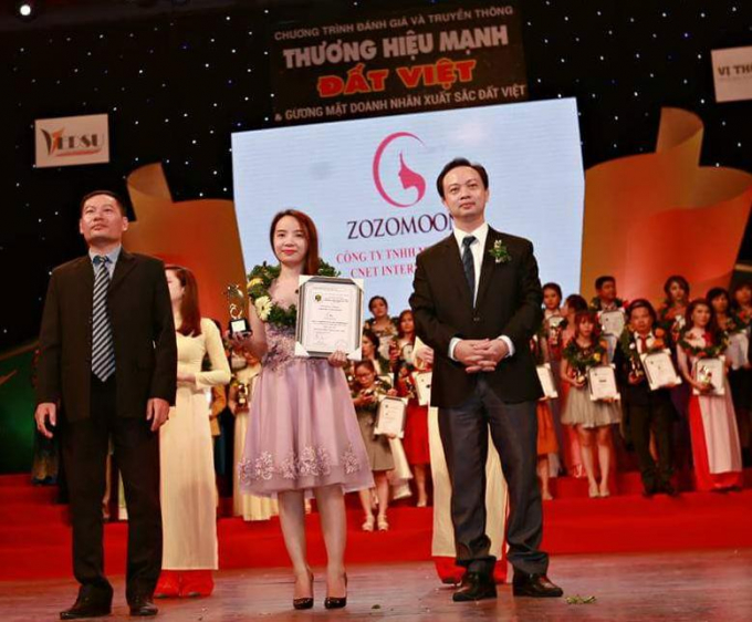 Chị Hồng Thương nhận danh hiệu gương mặt doanh nh&acirc;n xuất sắc đất Việt.