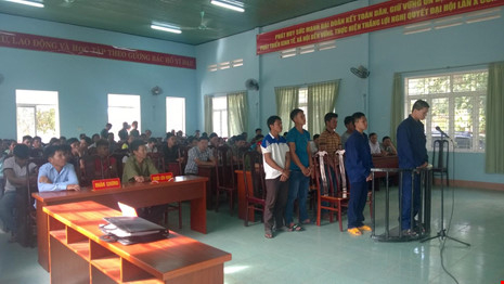 Hai bị c&aacute;o (trước v&agrave;nh m&oacute;ng ngựa) đ&atilde; quay lại x&ocirc;ng v&agrave;o ch&eacute;m tổ tuần tra để lấy cưa m&aacute;y. (Ảnh: b&aacute;o Ph&aacute;p luật TPHCM)