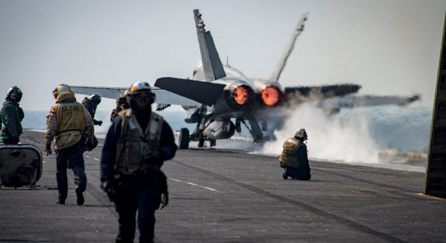 M&aacute;y bay chiến đấu xuất k&iacute;ch từ t&agrave;u s&acirc;n bay USS Carl Vinson. (Ảnh: Reuters)