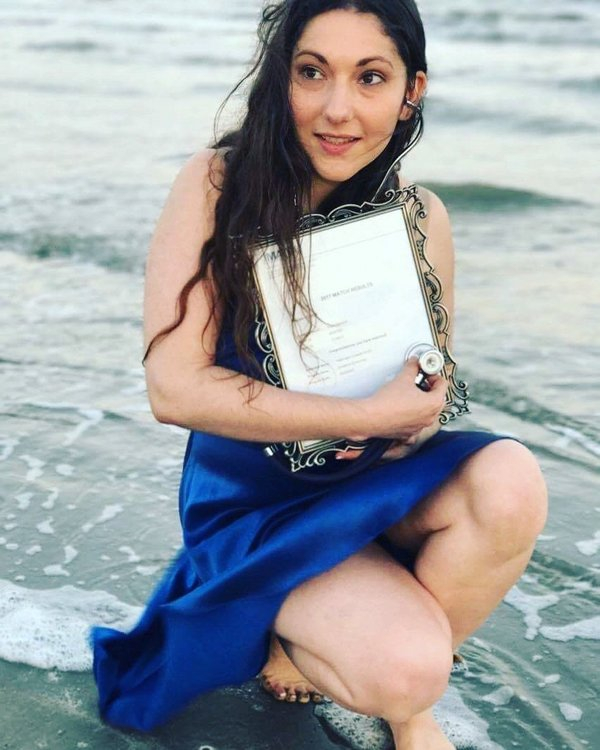 Để quảng b&aacute; cho bữa tiệc của m&igrave;nh, Angie đ&atilde; đăng c&aacute;c th&ocirc;ng tin về thời gian, thư mời tr&ecirc;n trang The Knot.&nbsp;(Ảnh:&nbsp;Angie Hamouie)