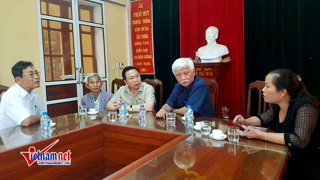 Đại biểu Quốc hội Dương Trung Quốc v&agrave; đại biểu Quốc hội Lưu B&igrave;nh Nhưỡng (thứ ba từ tr&aacute;i sang) t&igrave;m hiểu sự việc tại UBND x&atilde; Đồng T&acirc;m (Ảnh: Vietnamnet)