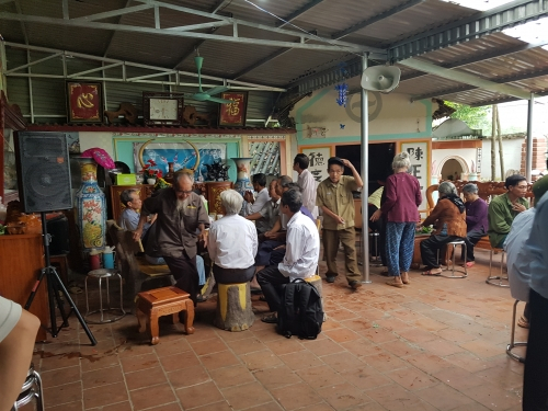 Gia đ&igrave;nh tiến h&agrave;nh tổ chức maii t&aacute;ng cho b&agrave; TH. theo phong tục địa phương (Ảnh ĐT)