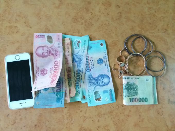 Tang vật của vụ &aacute;n gồm: Nhẫn V&agrave;ng, Lắc V&agrave;ng, điện thoại di động v&agrave; tiền