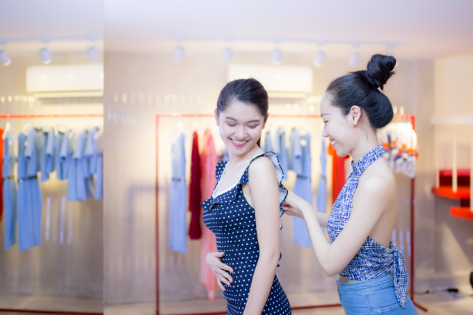 &Aacute; hậu Thuỳ Dung tự tin khoe mặt mộc thử trang phục đi ch&acirc;u &Acirc;u