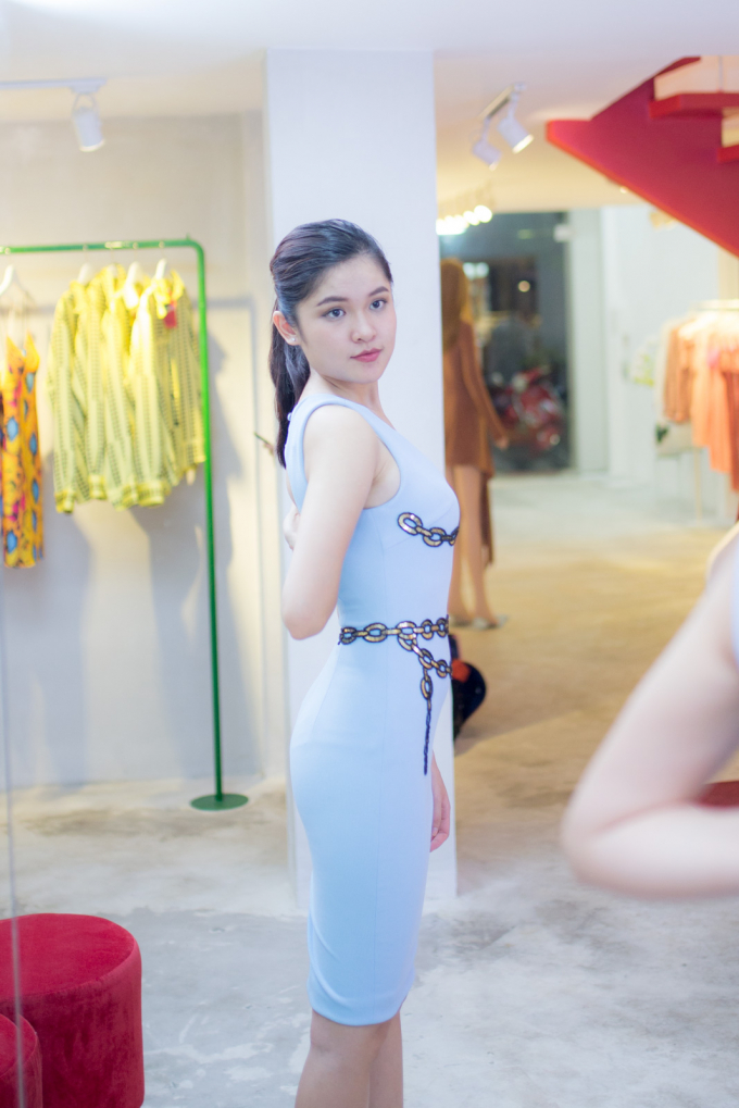 &Aacute; hậu Thuỳ Dung tự tin khoe mặt mộc thử trang phục đi ch&acirc;u &Acirc;u