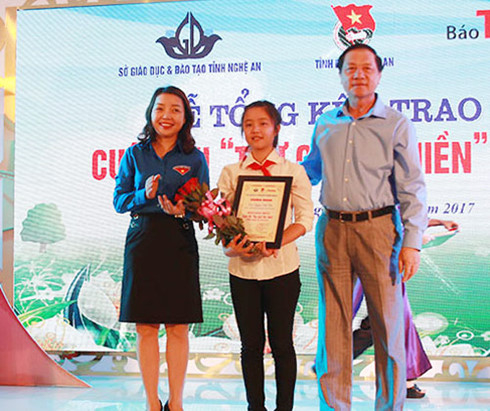 &Ocirc;ng L&ecirc; Minh Th&ocirc;ng, Ph&oacute; Chủ tịch UBND tỉnh v&agrave; đại diện Tỉnh đo&agrave;n Nghệ An trao giải Nhất cuộc thi cho em Nguyễn Anh Thư, lớp 9A trường THCS Anh Sơn s&aacute;ng 21/4. (Ảnh: b&aacute;o Nghệ An)