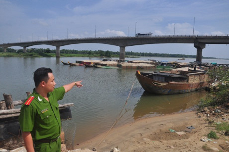 Cơ quan chức năng bắt nhiều ghe khai th&aacute;c c&aacute;t tr&aacute;i ph&eacute;p tr&ecirc;n s&ocirc;ng Thu Bồn.