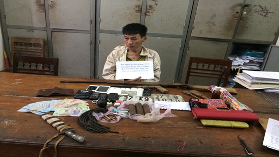 Đối tượng c&ugrave;ng tang vật tại cơ quan C&ocirc;ng an. (Ảnh: b&aacute;o C&ocirc;ng l&yacute;)