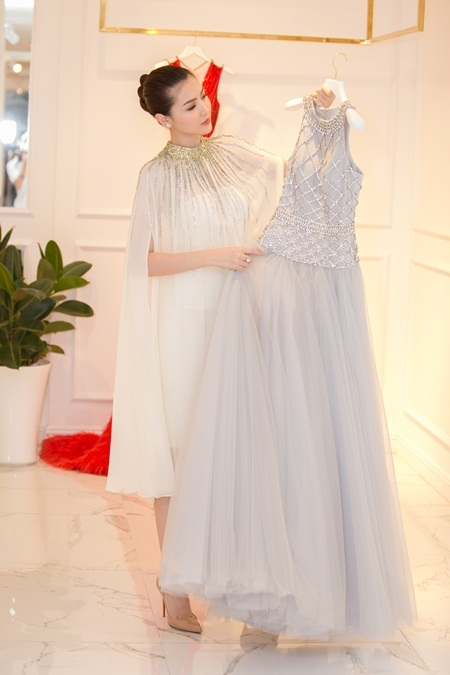 Ngọc Duy&ecirc;n, Diệu Linh v&agrave; H&agrave; Thu được NTK L&ecirc; Thanh H&ograve;a chọn đồ dự fashion show