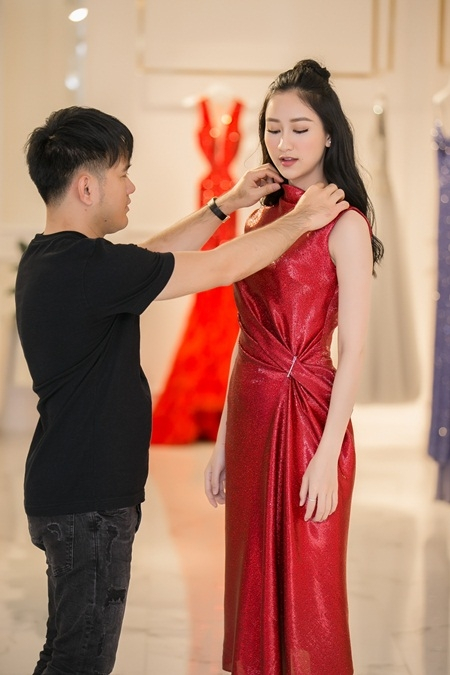 Ngọc Duy&ecirc;n, Diệu Linh v&agrave; H&agrave; Thu được NTK L&ecirc; Thanh H&ograve;a chọn đồ dự fashion show