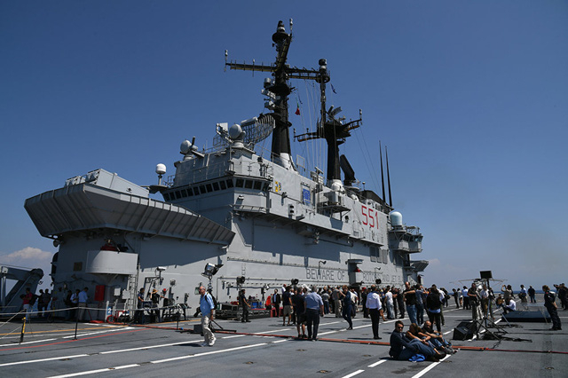 T&agrave;u s&acirc;n bay Giuseppe Garibaldi được bi&ecirc;n chế từ năm 1985 v&agrave; l&agrave; t&agrave;u đầu ti&ecirc;n của Italy được đ&oacute;ng để c&oacute; thể vận h&agrave;nh m&aacute;y bay c&oacute; c&aacute;nh cố định. Sau Thế chiến II, hải qu&acirc;n Italy bị cấm sử dụng m&aacute;y bay c&oacute; c&aacute;nh cố định, do đ&oacute; t&agrave;u Giuseppe Garibaldi phải điều chỉnh lại chức năng th&agrave;nh t&agrave;u tuần dương mang m&aacute;y bay. M&atilde;i cho đến năm 1988, Giuseppe Garibaldi vẫn chỉ được ph&eacute;p mang theo trực thăng v&agrave; phải tới năm 1989, t&agrave;u n&agrave;y mới được trang bị m&aacute;y bay chiến đấu c&oacute; c&aacute;nh cố định. T&agrave;u s&acirc;n bay n&agrave;y đ&atilde; trải qua qu&aacute; tr&igrave;nh n&acirc;ng cấp v&agrave;o năm 2003 v&agrave; 2013. Tuy nhi&ecirc;n, vị tr&iacute; dẫn đầu của t&agrave;u Giuseppe Garibaldi trong hạm đội Hải qu&acirc;n Italy đ&atilde; bị thay thế bằng t&agrave;u s&acirc;n bay mới v&agrave; to hơn c&oacute; t&ecirc;n Cavour v&agrave;o năm 2009. (Ảnh: AFP)