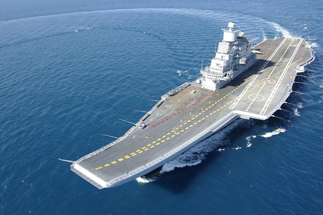 T&agrave;u s&acirc;n bay INS Vikramaditya của Hải qu&acirc;n Ấn Độ bắt đầu đi v&agrave;o hoạt động từ năm 2013. Nguy&ecirc;n bản của t&agrave;u s&acirc;n bay n&agrave;y l&agrave; t&agrave;u s&acirc;n bay lớp Kiev, phục vụ trong lực lượng hải qu&acirc;n Li&ecirc;n X&ocirc; v&agrave; sau n&agrave;y l&agrave; Hải qu&acirc;n Nga với t&ecirc;n Đ&ocirc; đốc Gorshkov, trước khi dừng hoạt động v&agrave;o năm 1996. Năm 2004, Ấn Độ đ&atilde; mua lại t&agrave;u s&acirc;n bay n&agrave;y v&agrave; tiến h&agrave;nh n&acirc;ng cấp, sau đ&oacute; đổi t&ecirc;n th&agrave;nh t&agrave;u s&acirc;n bay INS Vikramaditya (Ảnh: Indian Navy)