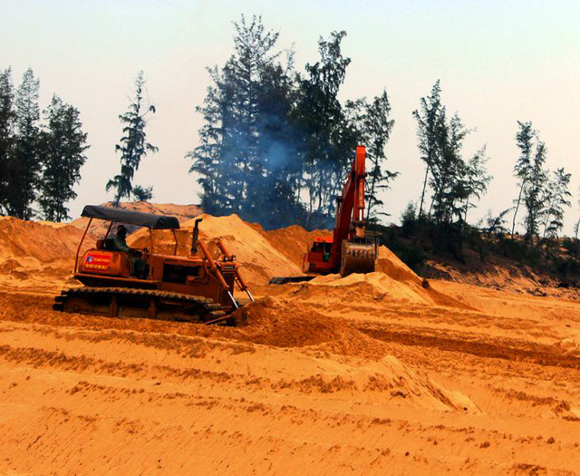 M&aacute;y m&oacute;c được điều động để san lấp một khu vực trũng.