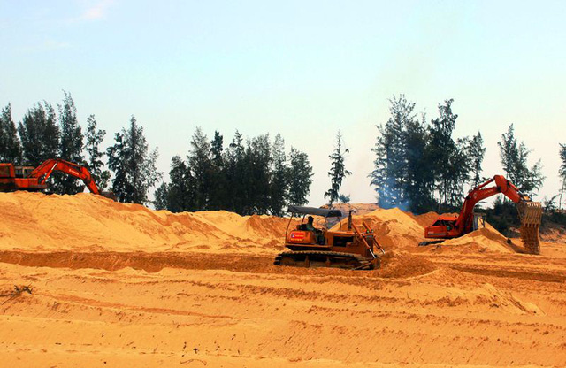 Cận cảnh đại c&ocirc;ng trường ph&aacute; rừng để... kịp thi hoa hậu