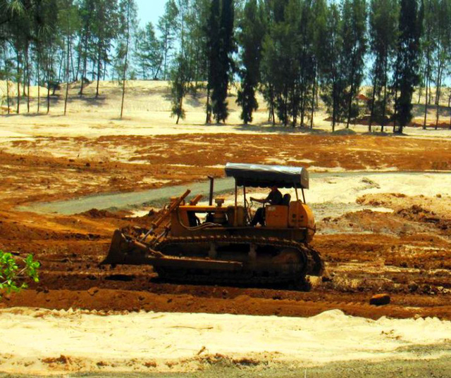 C&aacute;c xe ủi đang san lấp tạo mặt bằn