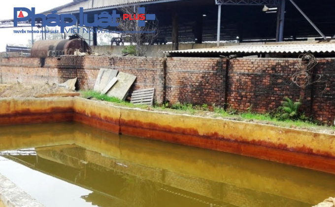 Khu vực bể chứa nước thải của nh&agrave; m&aacute;y kẽm kh&ocirc;ng c&oacute; hệ thống xử l&yacute; nước thải, m&aacute;i che.