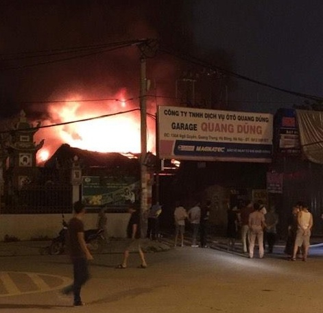 Ngọn lửa bốc ch&aacute;y dữ dội.