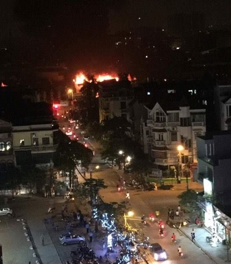 Đ&aacute;m ch&aacute;y nh&igrave;n từ tr&ecirc;n cao.