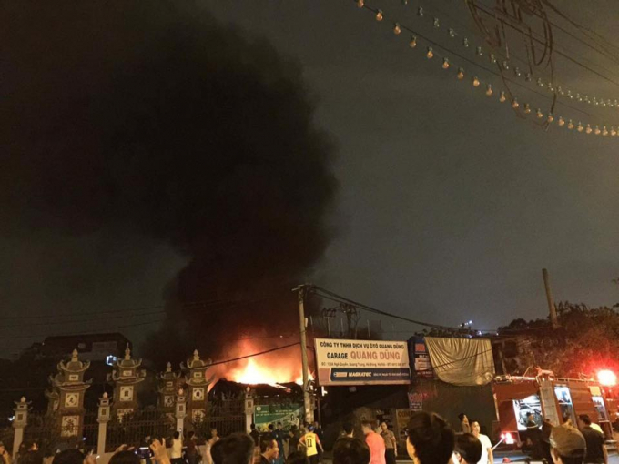 Đ&aacute;m ch&aacute;y dữ dội khiến nhiều người d&acirc;n v&ocirc; c&ugrave;ng hốt hoảng.