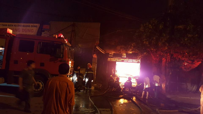 L&iacute;nh cứu hỏa l&agrave;m việc li&ecirc;n tục.&nbsp;