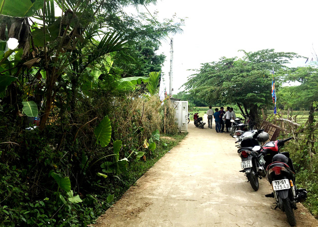 Gia đ&igrave;nh lo đ&aacute;m tang cho b&agrave; Th. (Ảnh: b&aacute;o D&acirc;n tr&iacute;)