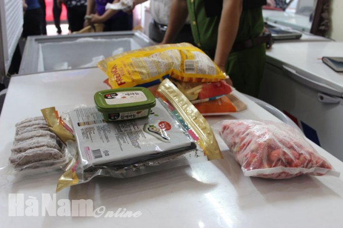Thực phẩm kh&ocirc;ng c&oacute; nh&atilde;n m&aacute;c, hoặc l&agrave; h&agrave;ng nhập khẩu kh&ocirc;ng c&oacute; tem phụ tại cửa h&agrave;ng kinh doanh đồ đ&ocirc;ng lạnh Định Hơn.