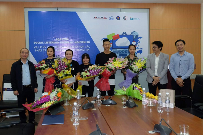 &Ocirc;ng Nguyễn Phan Huy Kh&ocirc;i, Chủ tịch Bảo Ninh Investment v&agrave; Tiến sĩ Đỗ Văn H&ugrave;ng, Trưởng Khoa Th&ocirc;ng tin &ndash; Thư viện chụp ảnh c&ugrave;ng c&aacute;c sinh vi&ecirc;n xuất sắc.