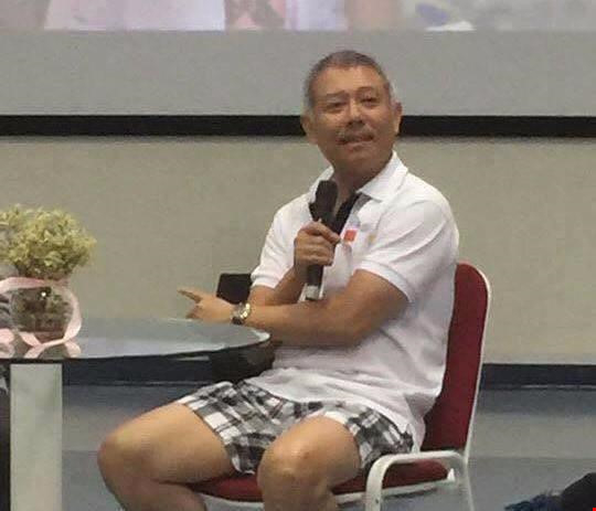 H&igrave;nh ảnh Gi&aacute;o sư Th&agrave;nh mặc quần đ&ugrave;i giảng dạy trước sinh vi&ecirc;n g&acirc;y nhiều tranh c&atilde;i trong dư luận. (Ảnh: Facebook)