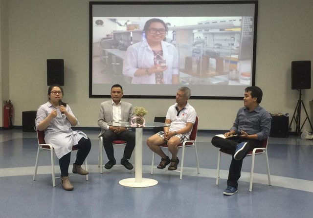 Gi&aacute;o sư Trương Nguyện Th&agrave;nh mặc quần so&oacute;c, &aacute;o cộc giảng b&agrave;i trước đ&ocirc;ng đảo sinh vi&ecirc;n h&ocirc;m 23/4. (Ảnh: Facebook)