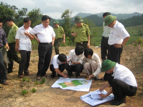 C&aacute;c cơ quan chức năng đang tiến h&agrave;nh x&aacute;c định ranh giới phần đất bị người d&acirc;n chiếm dụng tr&aacute;i ph&eacute;p.
